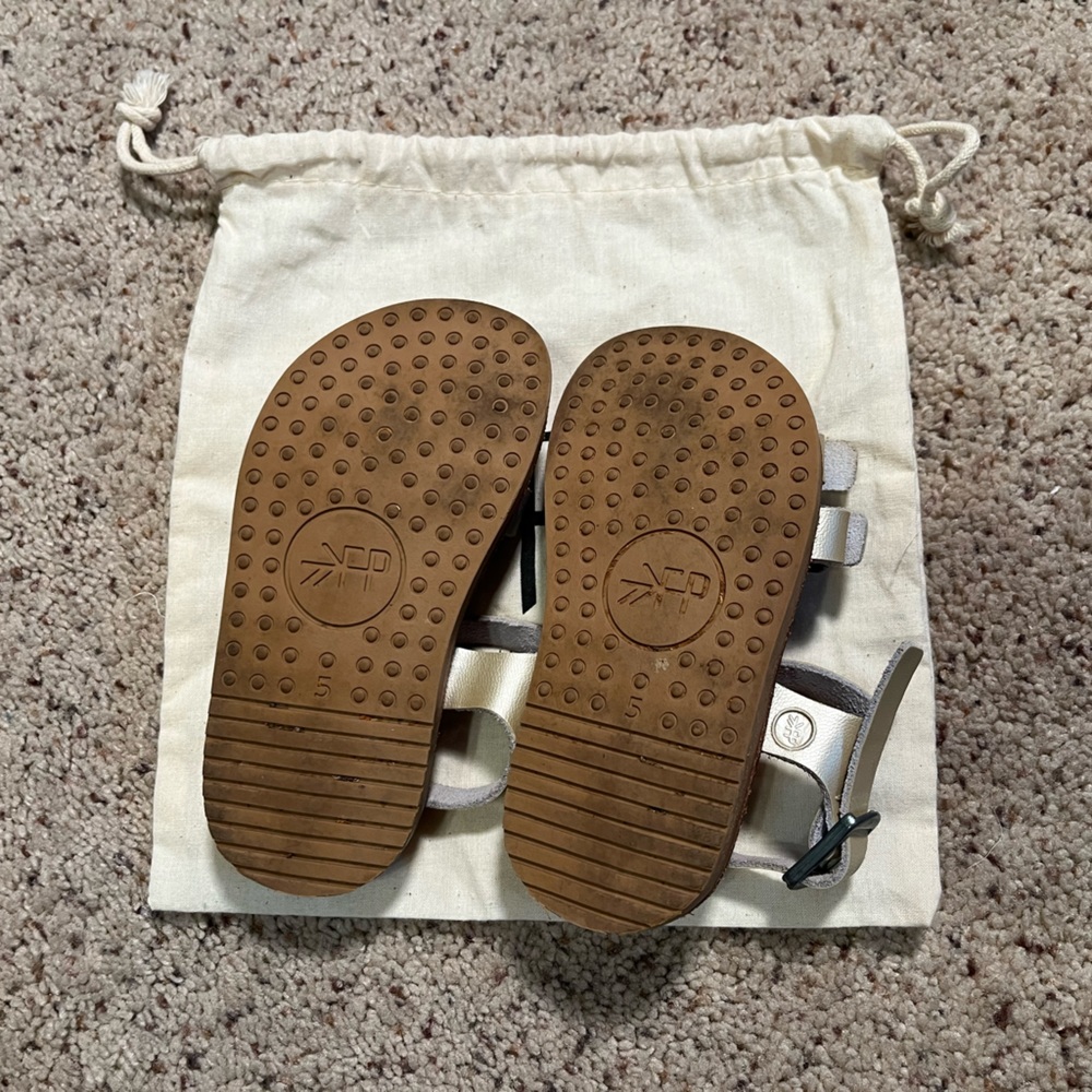 Toddler Girl’s Freshly Picked Gold Rockaway Sandals - Size 5 - Picture 4 of 5